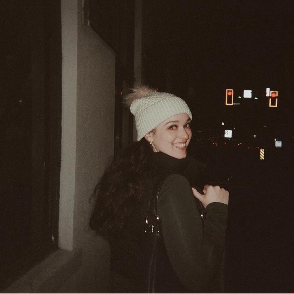 Meet your Posher, Cynthia - Picture 1 of 1